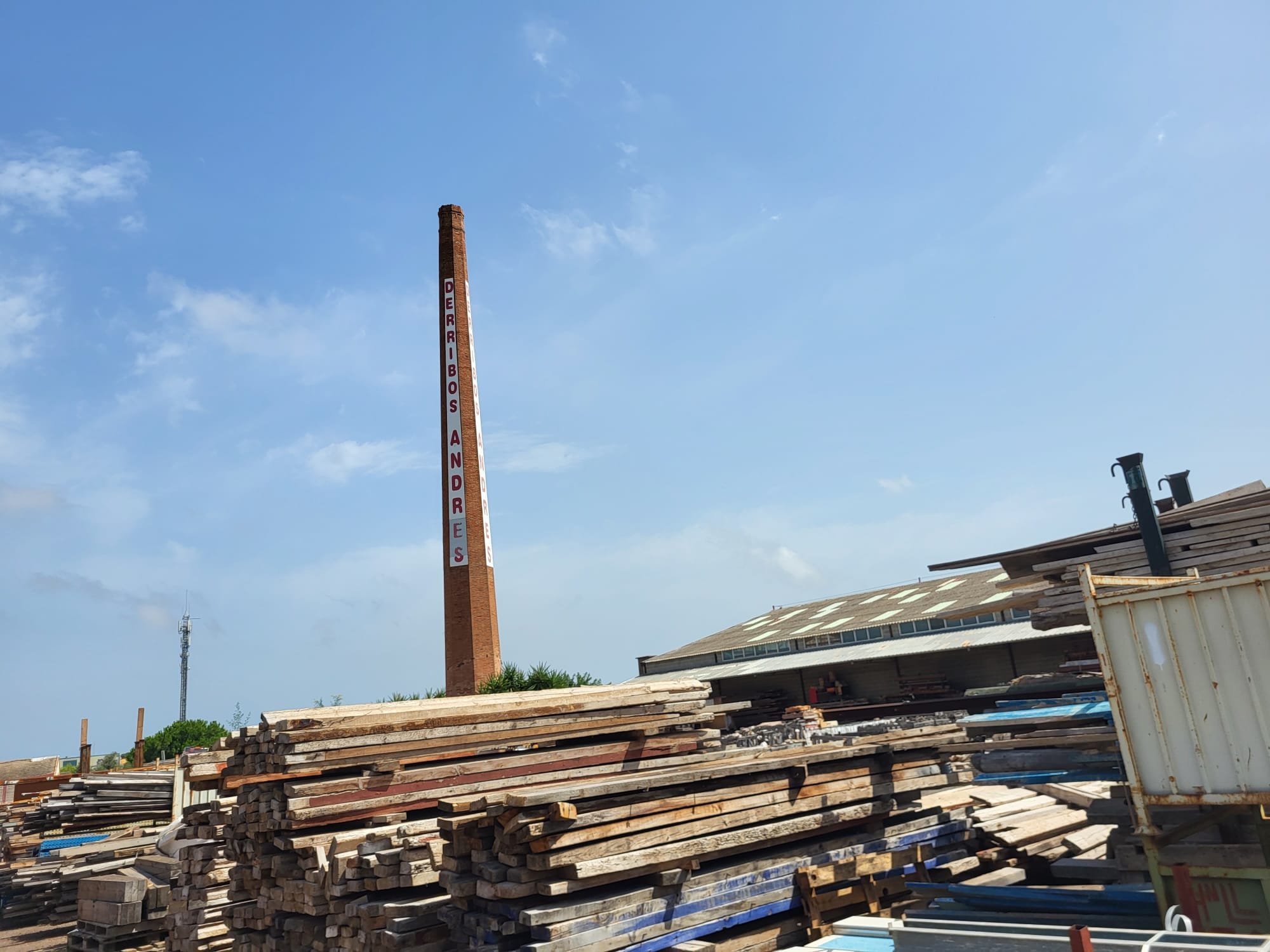 Detalle de la maquinaria de última tecnología (cizalla hidráulica o pinza demoledora) utilizada por Derribos Andrés para derribos de naves industriales y edificios