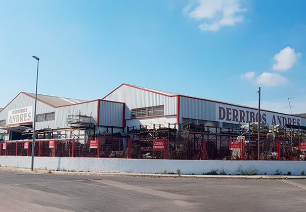 Vista general del almacén/tienda de Derribos Andrés, mostrando una amplia variedad de materiales de construcción recuperados, antigüedades y objetos de decoración vintage