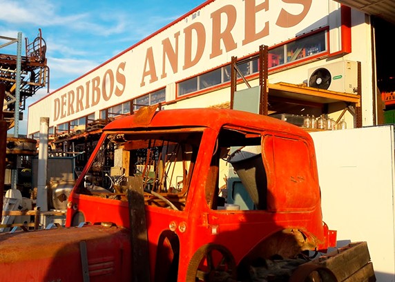 Primer plano de un equipo de trabajo realizando una demolición parcial controlada en el interior de una vivienda unifamiliar para una reforma en la provincia de Valencia