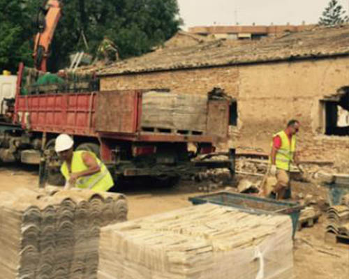 Detalle de una selección de puertas de madera antiguas y recuperadas con valor histórico, ideales para constructores, decoradores y proyectos de rehabilitación en Valencia